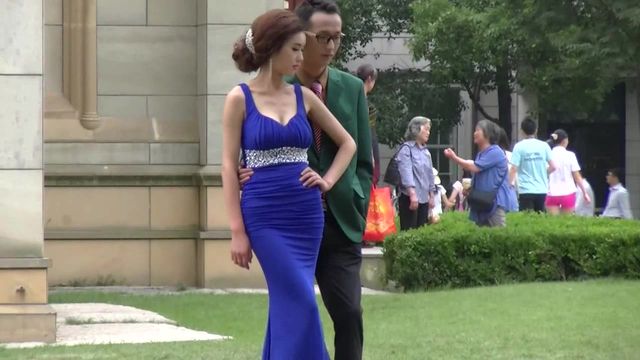 广场一路跟踪偷拍个正在拍摄的极品美女模特非常幸运有机会尾随到女厕一窥她的逼逼}