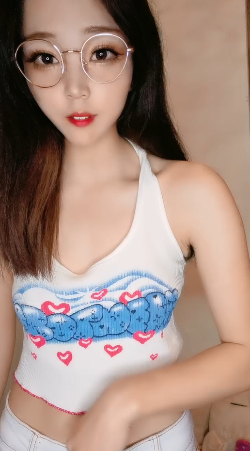 眼镜红唇小姐姐新人诱惑，齐逼小短裤扭动细腰，超浓密多毛骚逼，掰穴近距离特写，收缩清晰可见}
