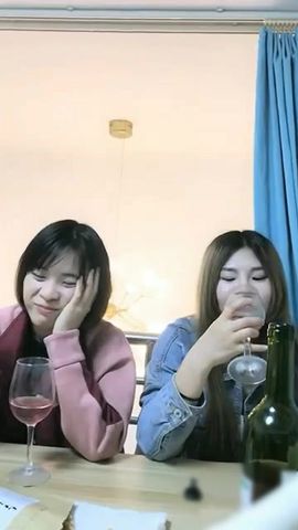 变态哥套路两个工厂妹子回家喝酒下药灌倒一块干,苗条妹子药力不够醒来拼命反抗}