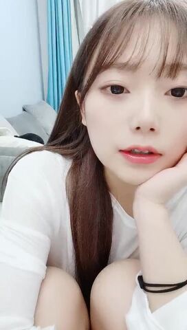 初恋般的感觉，超清纯完美身材女神，浴室湿身诱惑，半脱下内裤打湿屁股，坐在马桶上跳蛋震肥穴}
