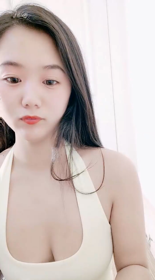 小背心丁字裤清秀新人小姐姐，喜欢玩诱惑，撩起衣服露奶子扭动，揉搓拍打多毛骚穴，掰穴特写小逼很紧致}