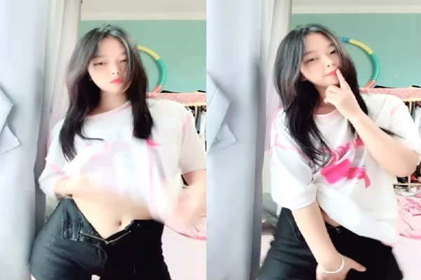 清纯美少女【小周妹妹】自己闺房自摸诱惑，超粉嫩小穴特写，揉捏奶子磨蹭阴蒂，美臀更是诱人}