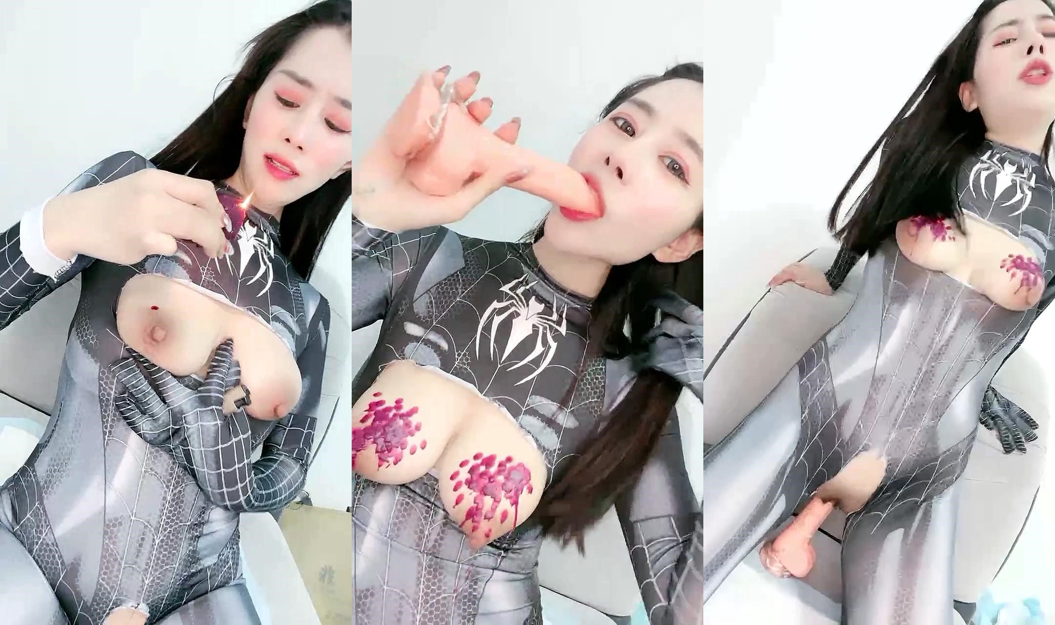 马尾辫爆乳女神，蜘蛛侠情开档趣装，胸前割开露奶子，蜜桃美乳翘起掰穴，乳晕滴蜡极度淫骚，吊带黑丝更是诱人}