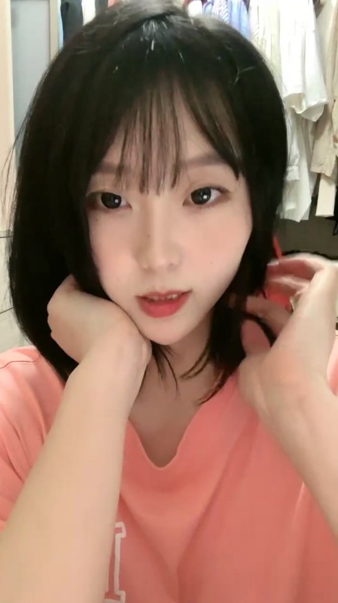 哈尔滨-胖次：呦呵给哥哥比个心，刷礼物啥都不看的就是好大哥，白嫖的可是烂屁眼哈哈哈，射到我嘴里好给你解解渴，靠不要}