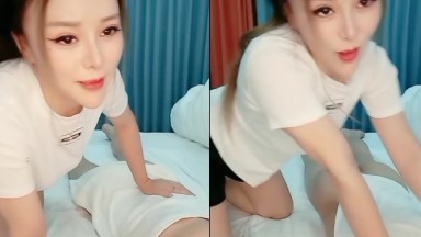 性感骚少妇露脸伺候大哥，活好不粘人奶子上抹精油给大哥胸推按摩，69口交大鸡巴好刺激样子好骚，爆草内射}