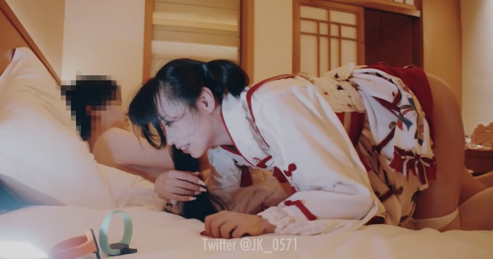 最新泄密流出推特PUA大神健身教练JK哥约炮萝莉型美女穿着和服JK制服暴力啪啪}