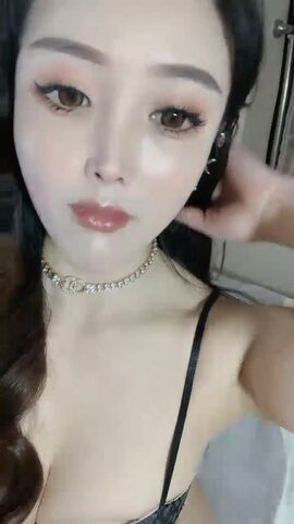 御姐系-大眼睛高级脸网红美妞，光滑美腿风骚诱人，撩下内衣白嫩奶子，拿出假屌猛捅骚穴，水声哗哗太爽一直浪叫}