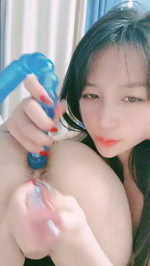 清纯00后冷艳美少女，和闺蜜一起双人秀，水晶棒拉珠双洞齐插，小小年纪玩的开，女同秀互舔骚逼，爸爸好痒啊，马桶上扣穴喷尿}