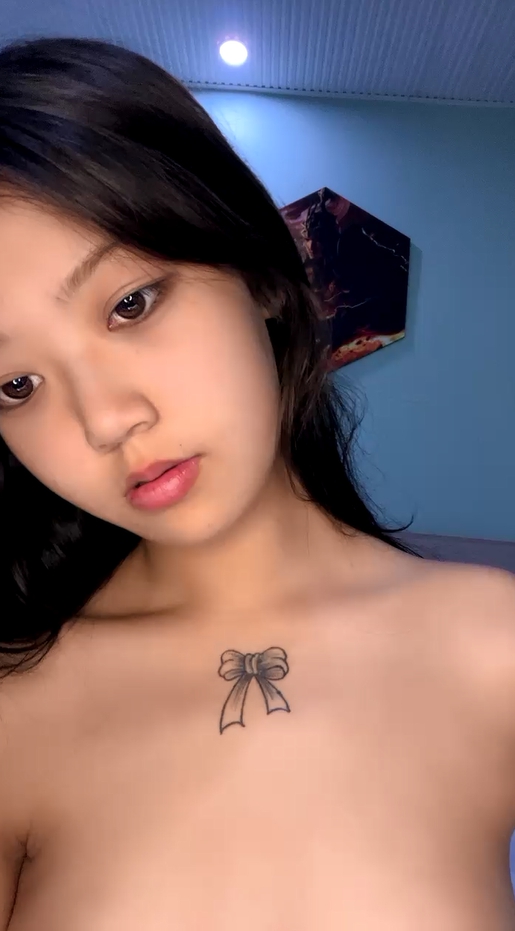 花臂纹身新人小妹，自慰和男友操逼，微毛肥美嫩穴，丝袜撕裆小逼紧致，射的太快不满足}