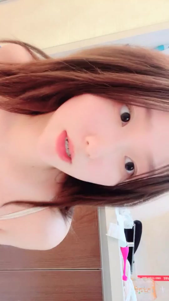 高颜值活力美少女，掏出大奶子揉捏，圆润大肥臀脱下内裤，中指扣入粉穴，跳蛋塞入震动高潮流出白浆}