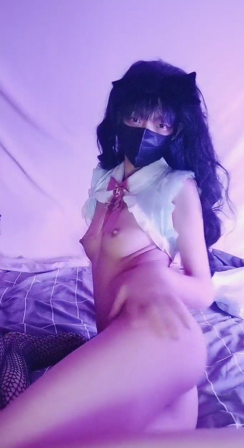 蝙蝠侠头套装扮！真实女同激情，穿戴假屌操逼，连体网袜肥臀，后入抽插，轮换穿戴各种互操
