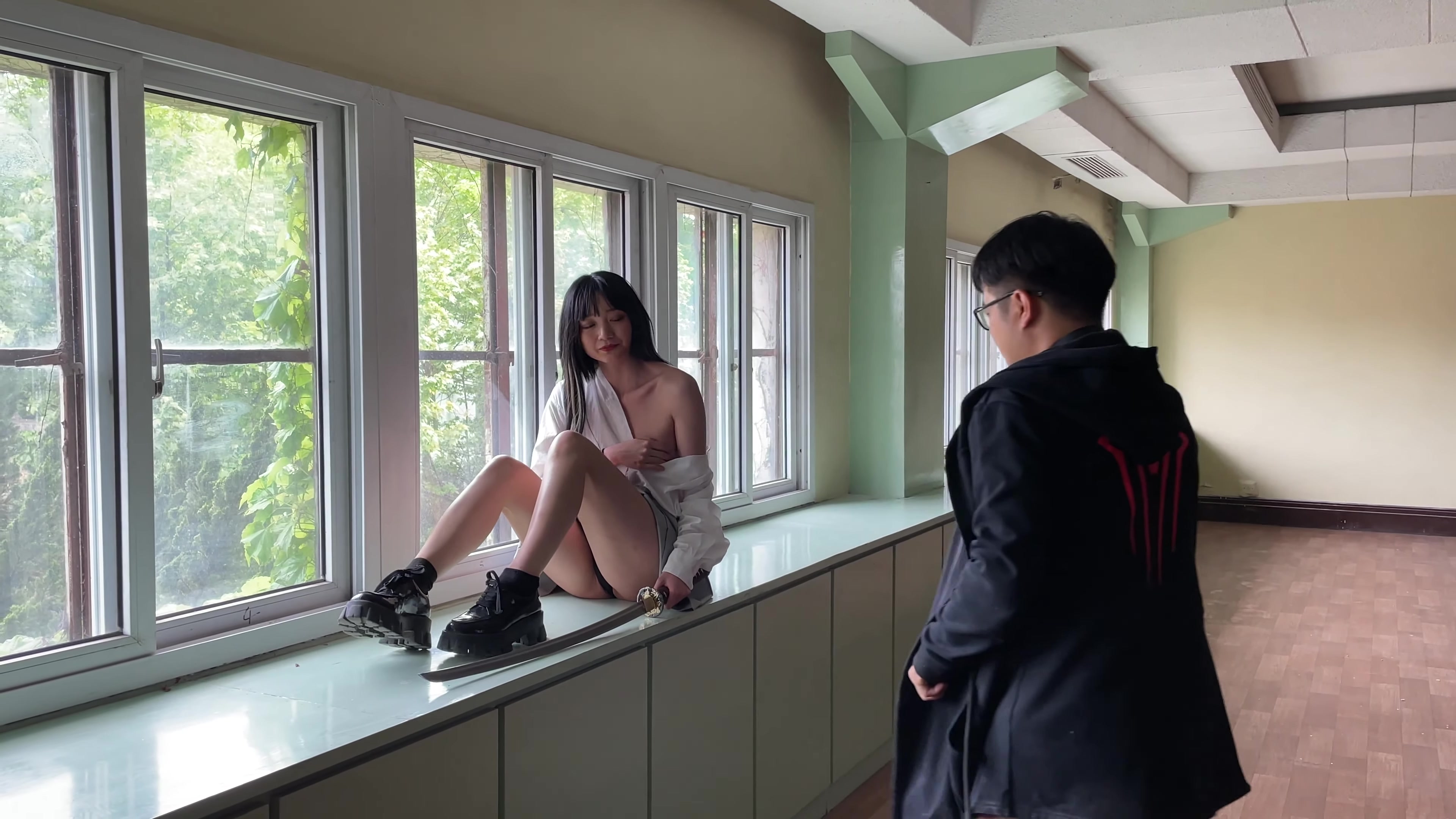 圈内高端人体艺术摄影师Rock｜废弃学校人体摄影真实花絮，出镜小A，年轻漂亮女神级别三点全露