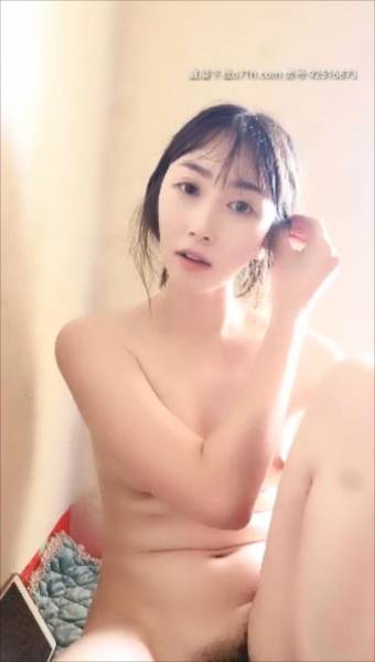 不是山谷丫--清新御姐，粉嫩酮体，因为没有男朋友，所以买了个大黑牛，解决日常性需要，叫床声太可了！