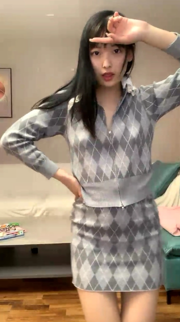 超高颜值纯欲系美女，今日首秀，撩起裙子搔首弄姿，里面啥也没穿，贫乳小奶子多毛骚穴，揉搓阴蒂浪叫大声