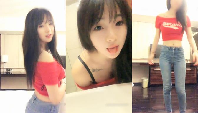 年轻就是粉 可爱清纯的丰满小美女 童颜巨乳的典型 紧身牛仔裤手感极致 该瘦的地方瘦 该翘的地方就翘 后入肥臀