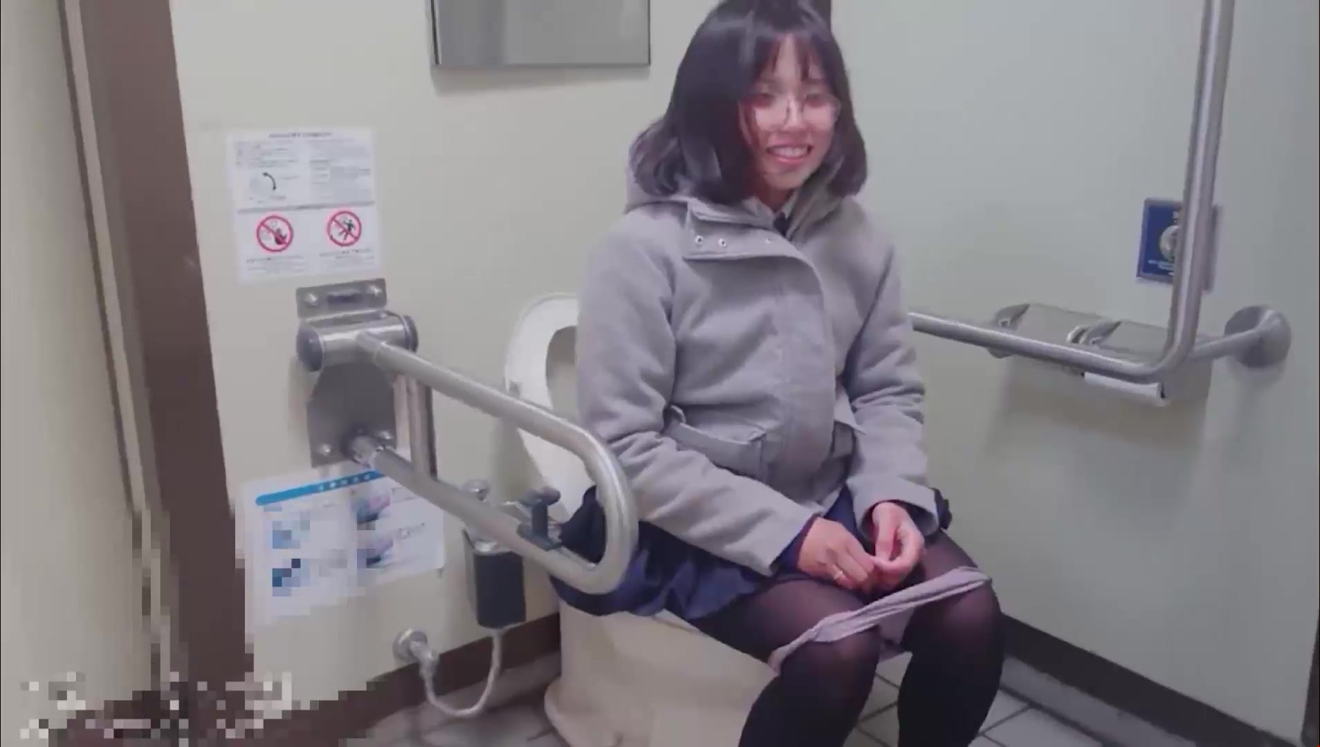 高校制服学妹和学长课间性福时光 卫生间无套爆操制服学妹 双视角自拍