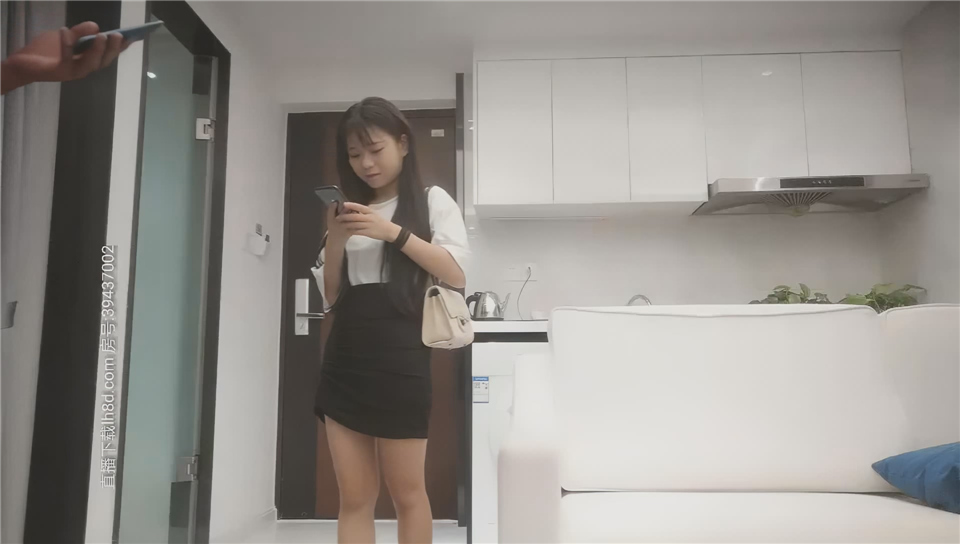 黑色包臀裙萌妹，摸逼口交特写粉穴沙发骑乘猛操，低低呻吟抱起来操搞了两炮