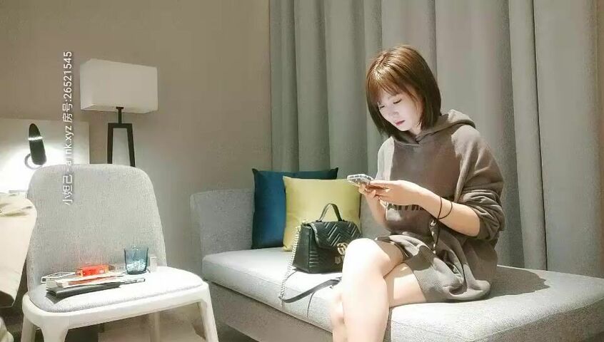 卫衣短发妹子，长相不错笑起来甜美，深喉口交招牌动作抬腿侧入大力猛操