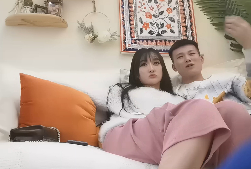 粉色裤子妹子啪啪，脱掉内裤舌吻扣逼调情再到床上大力猛操