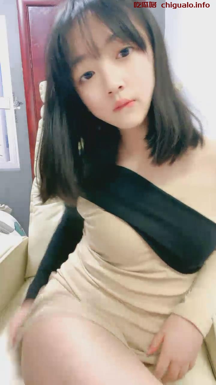 01年刚播邻家妹妹清纯嫩妹，没穿内裤撩起卫衣翘臀，掏出白皙奶子，张开双腿手指扣穴，换着诱惑娇喘呻吟
