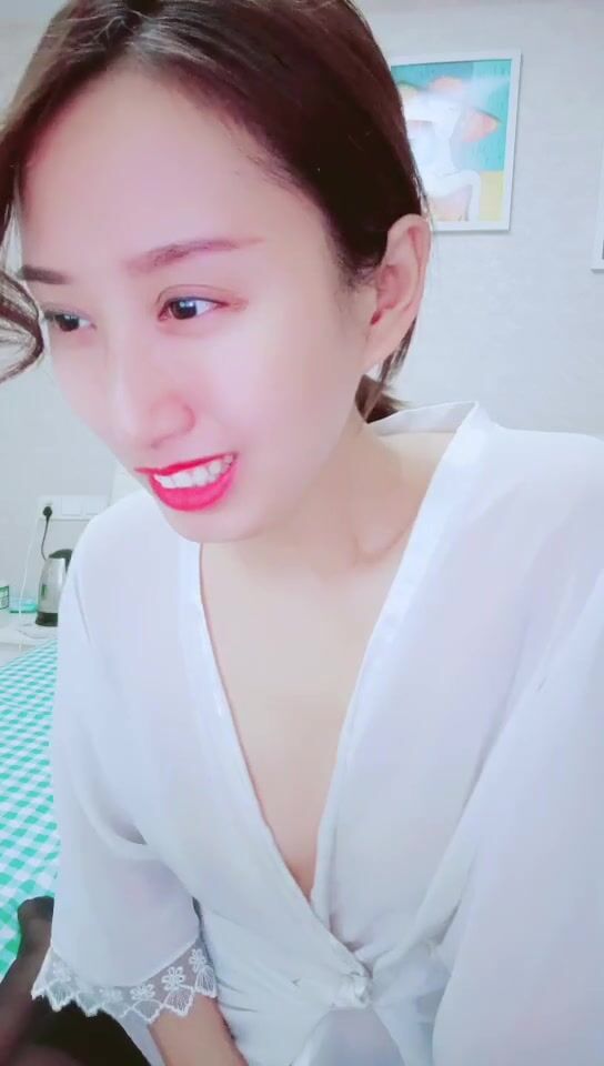 无毛良家深夜勾搭大哥激情啪啪，全程露脸大哥好急啊，掰开骚穴就舔69口交大鸡巴，多体位爆草抽插浪叫呻吟