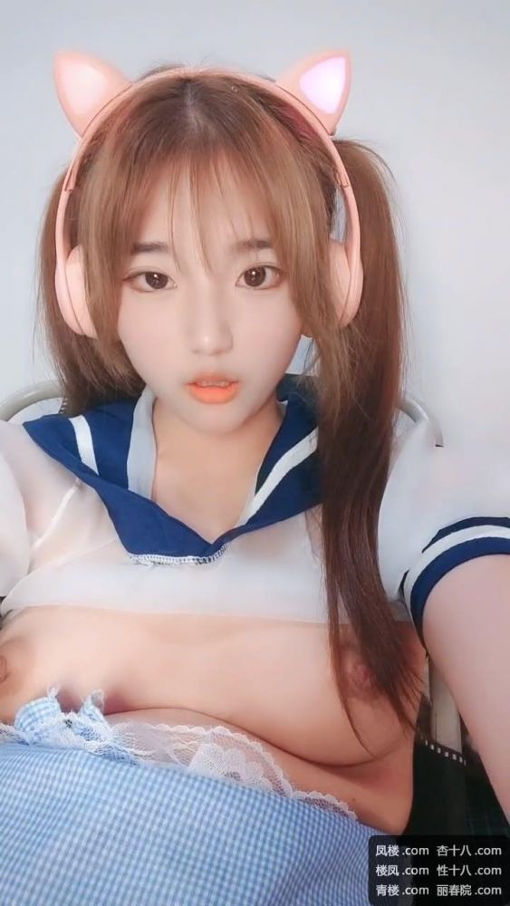 无毛萝莉骚女友全程露脸制服诱惑，清纯可爱的颜值道具激情抽插骚穴，呻吟可射搞到自己高潮喷尿，精彩刺激