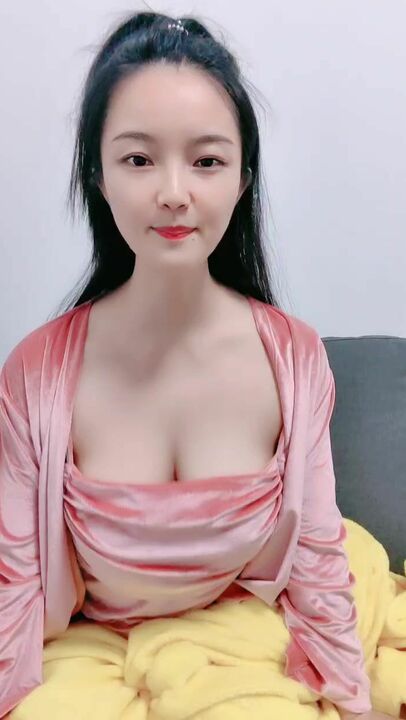 丝袜情趣年轻小萝莉跟她的大姐姐一起大秀直播，高颜值身材好让大姐揉奶玩逼诱惑狼友，吃奶子洗澡各种诱惑