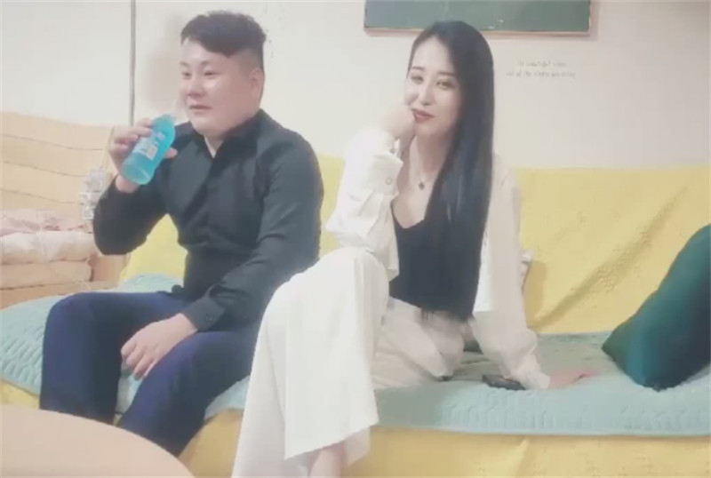 性感有韵味白衣少妇，聊聊天舌吻调情，到卧室开操69姿势口交，翘起屁股后入上位骑坐