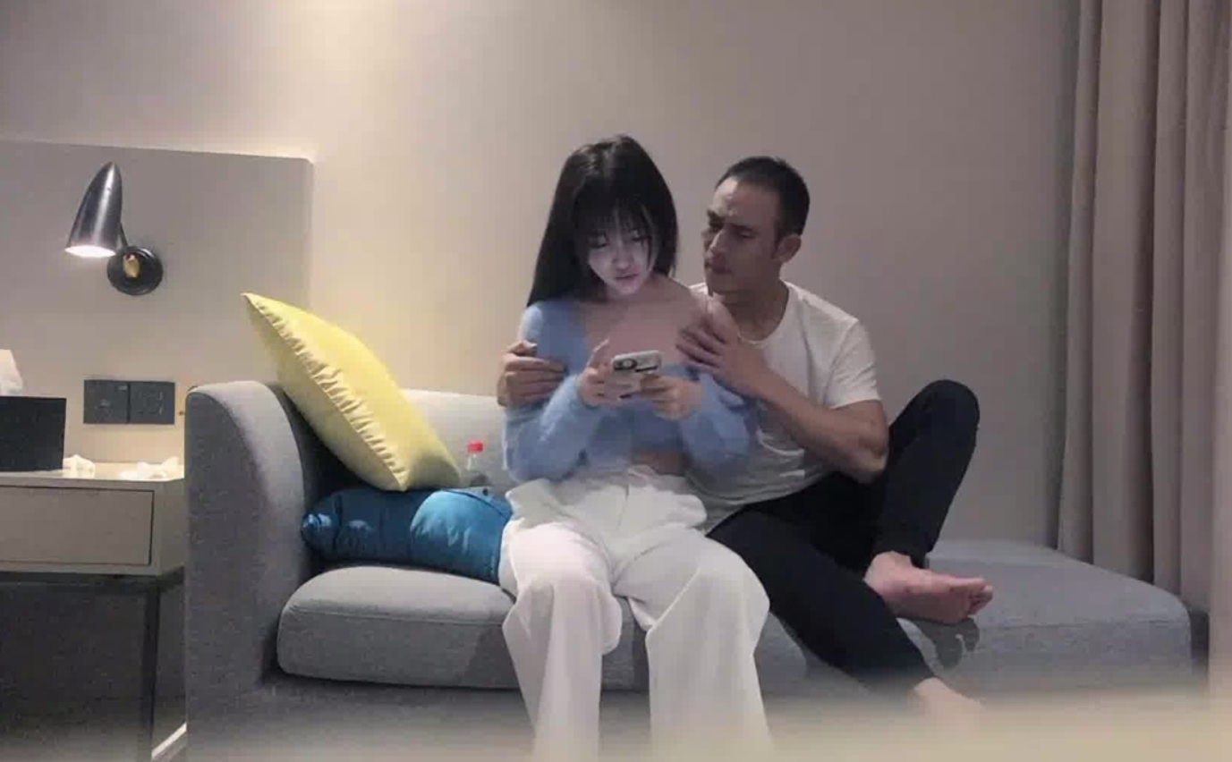 高颜值粉其他的英文衣萌妹子啪啪，坐在身上舌吻口交站立后入猛操