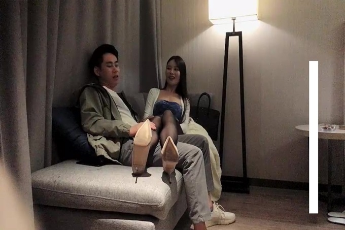 性感黑丝长腿妹子，洗完澡穿上高跟鞋沙发抬腿猛国产免费三级操