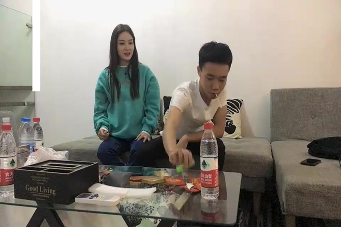 绿衣颜值不错妹天天狠天天透天天伊人子啪啪，舌吻摸逼调情在沙发上后入大力抽插猛操