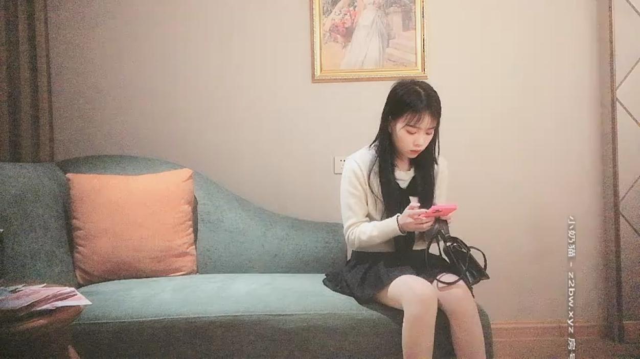 00后小萝莉，兼职学生妹清纯乖巧，丝袜撕开抠穴，残暴输出妹子表情好痛苦