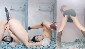 清純馬尾辮萌妹子深夜被社會紋身男友拉播放电影宅男起來造愛,後入拽著胳膊快速抽送,顔值耐打