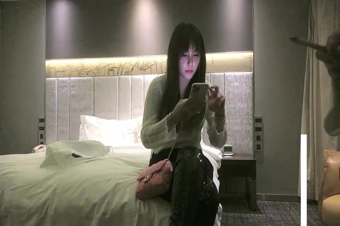 颜值不错白衣妹子啪啪，穿上情趣装黑丝深喉口交后入猛操}