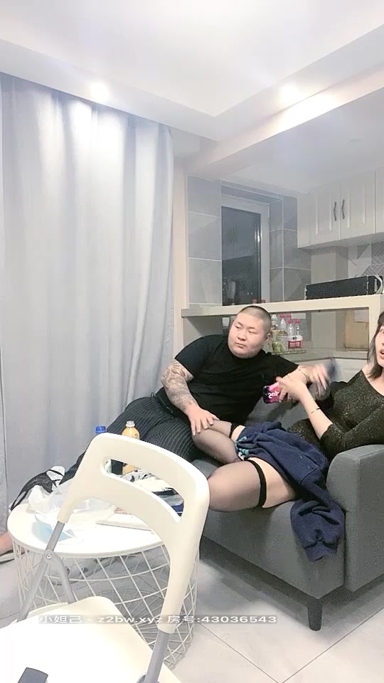 大胖哥和小表妹的刺激一晚，粉嫩鲍鱼白皙圆润翘臀，性爱玩法别具一格}