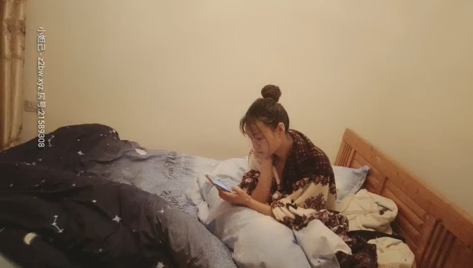 帅小伙换女友速度真快，出租屋里干00后乖巧学生妹，粉嫩苗条青春肉体让人沉醉}