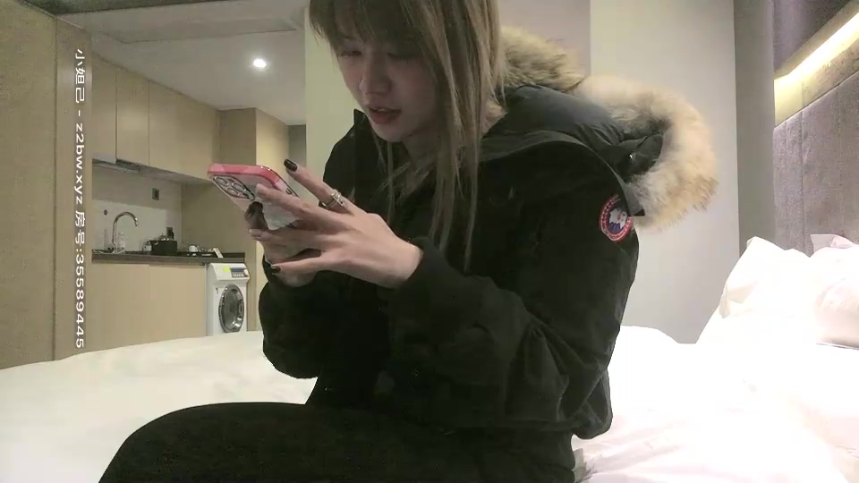 高颜值黑色外套大奶妹子啪啪，穿上黑色网袜特写手指快速扣逼后入猛操}