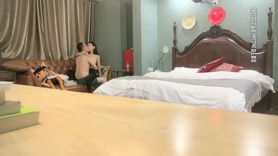 酒店公寓高价网约外围身高160性格活泼开朗小美女洋洋服务给我找一些不收费的上流人瘦奶大急不可待沙发上就开始搞被夸奖J8好大
