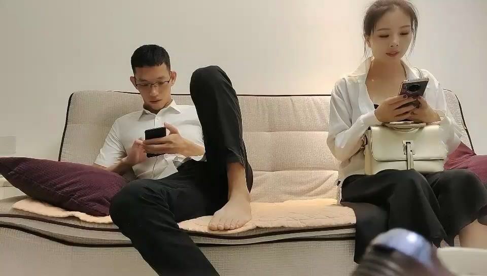 淫五月御姐范黑色裹胸裙高素质美女,在客厅小沙发上连续操了美女2次,沙发干的滋滋响,真担心散架.国语!