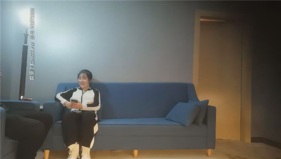 甜美运动装小美女 宝哥看她嫩 居然给她舔逼，乖巧听话配国内精品免费久久影院合鸳鸯浴玩得尽兴
