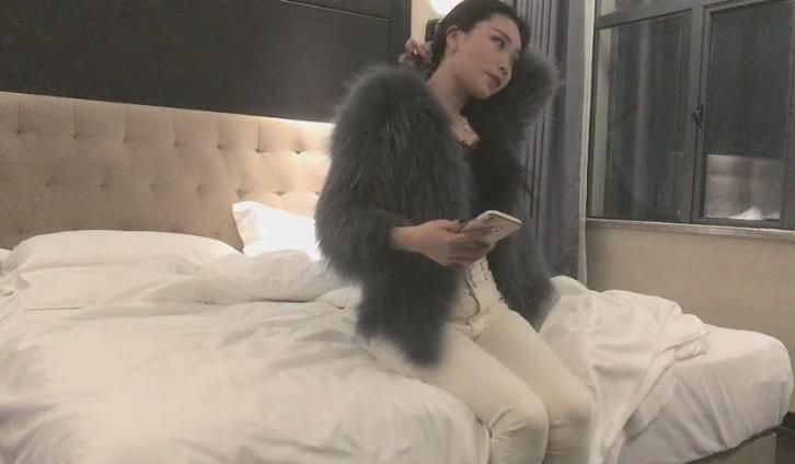 再约极品风骚手机看国产片的软件御姐外围，大长腿淫荡美乳，老汉推车狂干一番
