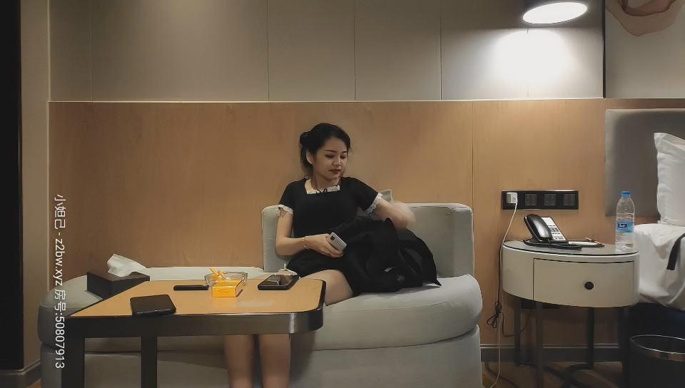 漂亮小嫩妹乖巧中文字幕韩国理伦片听话，调情摸胸，倒立口交之时闻到一股味，赔了六七百退货