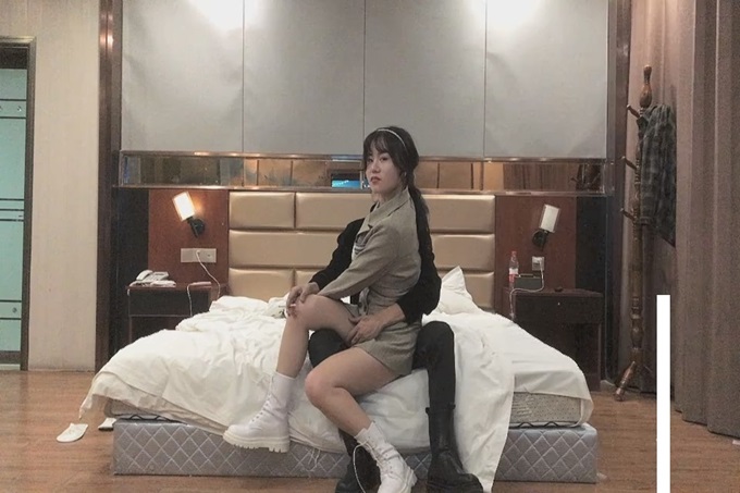 新斩获的白领小姐姐，清纯温柔，美胸长腿，超清设备酒色久月月店偷拍激情性爱全程