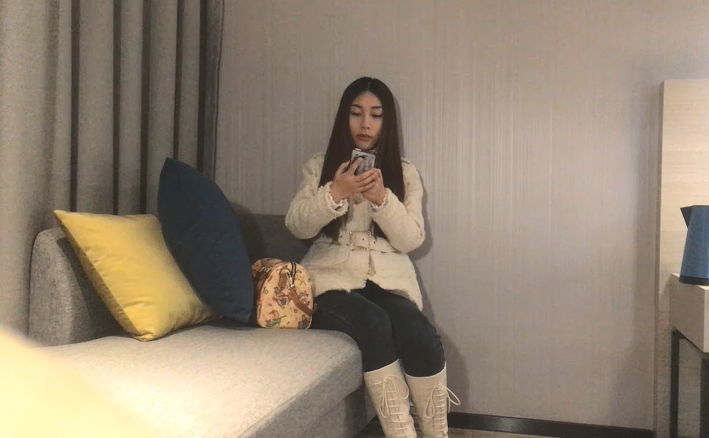 深夜再约第三炮国产美女高清毛片AV 2800网约外围小姐姐 清纯乖巧沙发上暴操展示