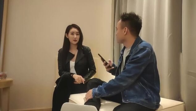 极品颜值黑色皮衣妹子玩制服诱惑，换上制服红色包臀裙口交开腿抽欧美日韩免费在线视频插猛操