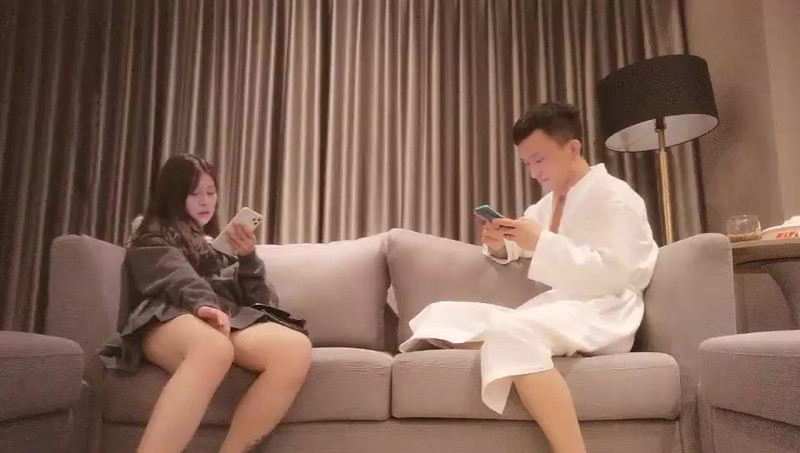 花臂腿上纹身妹子啪啪，舌吻舔逼调情特写抽插上光屁股打伞歇后语位骑坐猛操大屁股