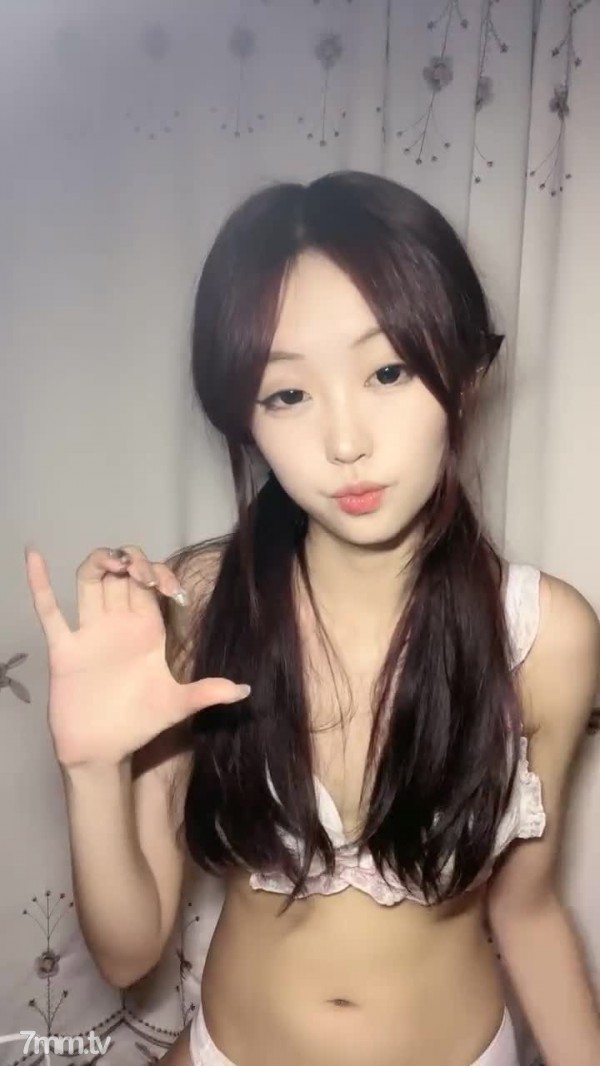 婴儿肥呆萌甜18美少女！一脸清纯掏出奶子揉捏！没穿内裤撩起裙子，微毛紧致小穴，掰开特写超诱惑