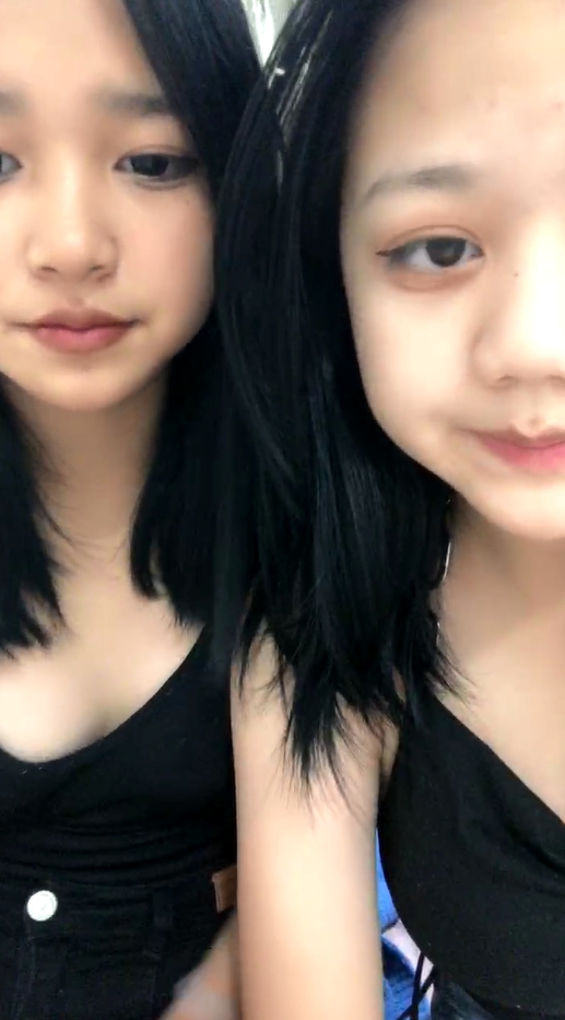新人00后萝莉姐妹花！双女全裸一起秀！白虎一线天嫩，按摩器震动流出水，嫩穴没怎么开发
