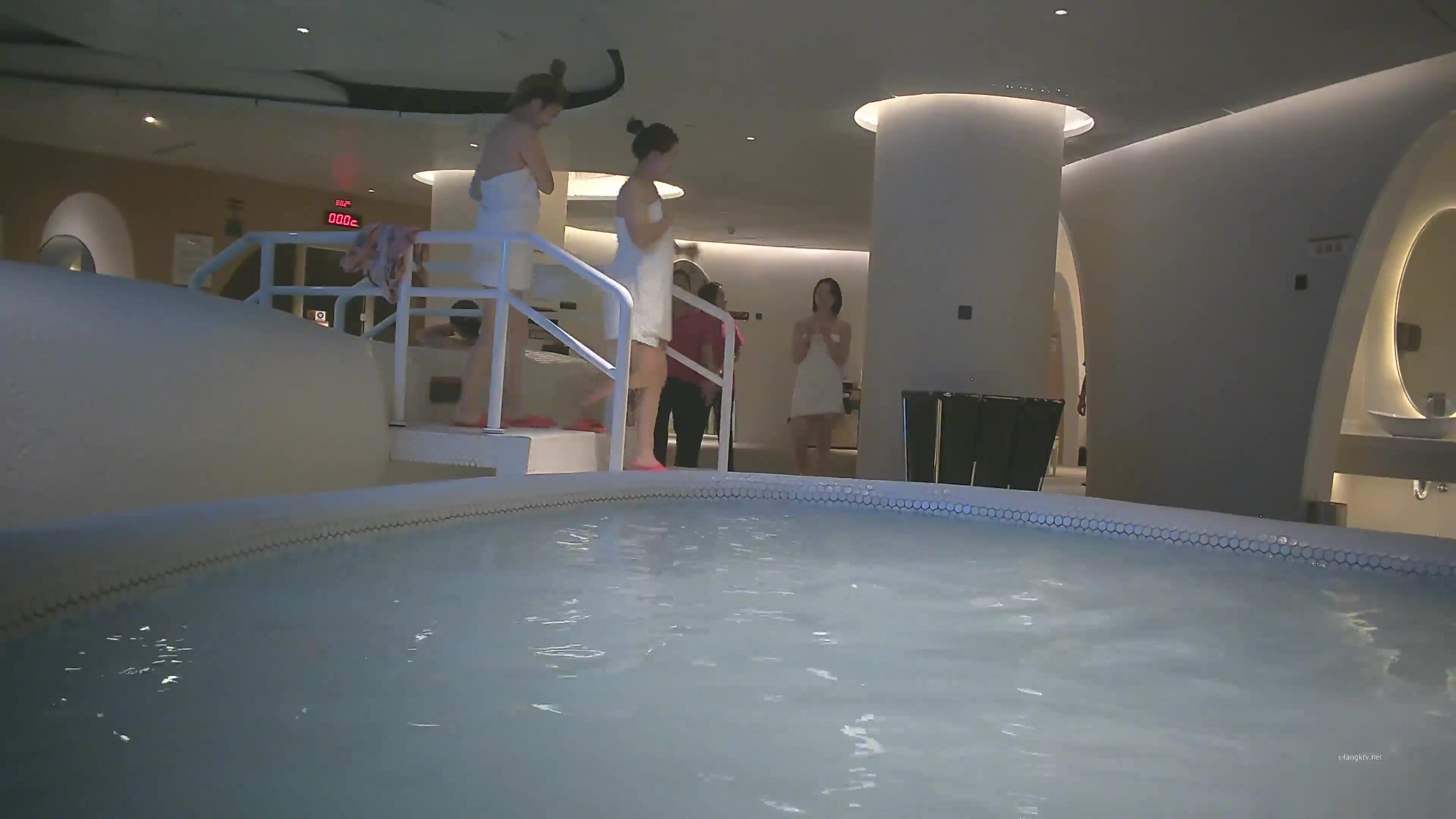 重磅稀缺TP丝袜美腿千人斩欧美图片某温泉会所各种美女浴室换衣洗澡（三）