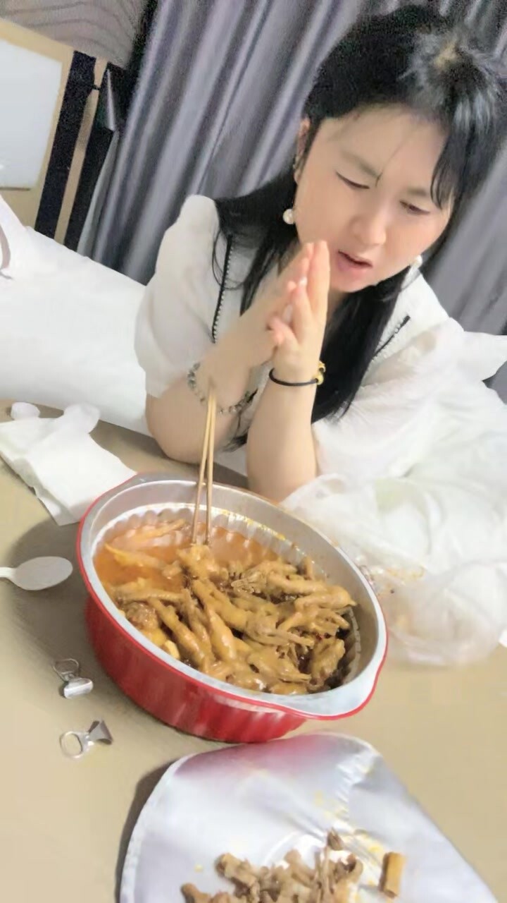 离异少妇，诉完苦成功推倒，白嫩胴体插入娇喘阵阵 (1)